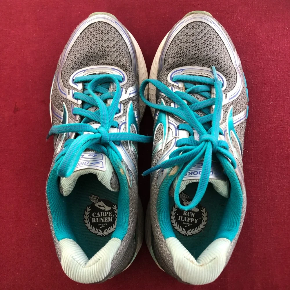 Brooks women’s size 7 athletic shoes. - Picture 3 of 9